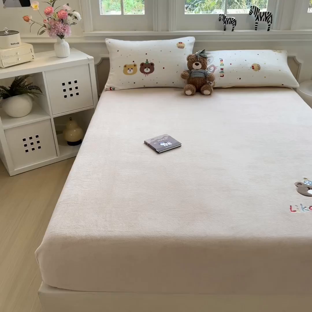 91家纺网 家纺一手货源 找家纺 摩妮卡 2025新款牛奶绒贴布绣绒床笠保护床垫三件套 盛日庆祝