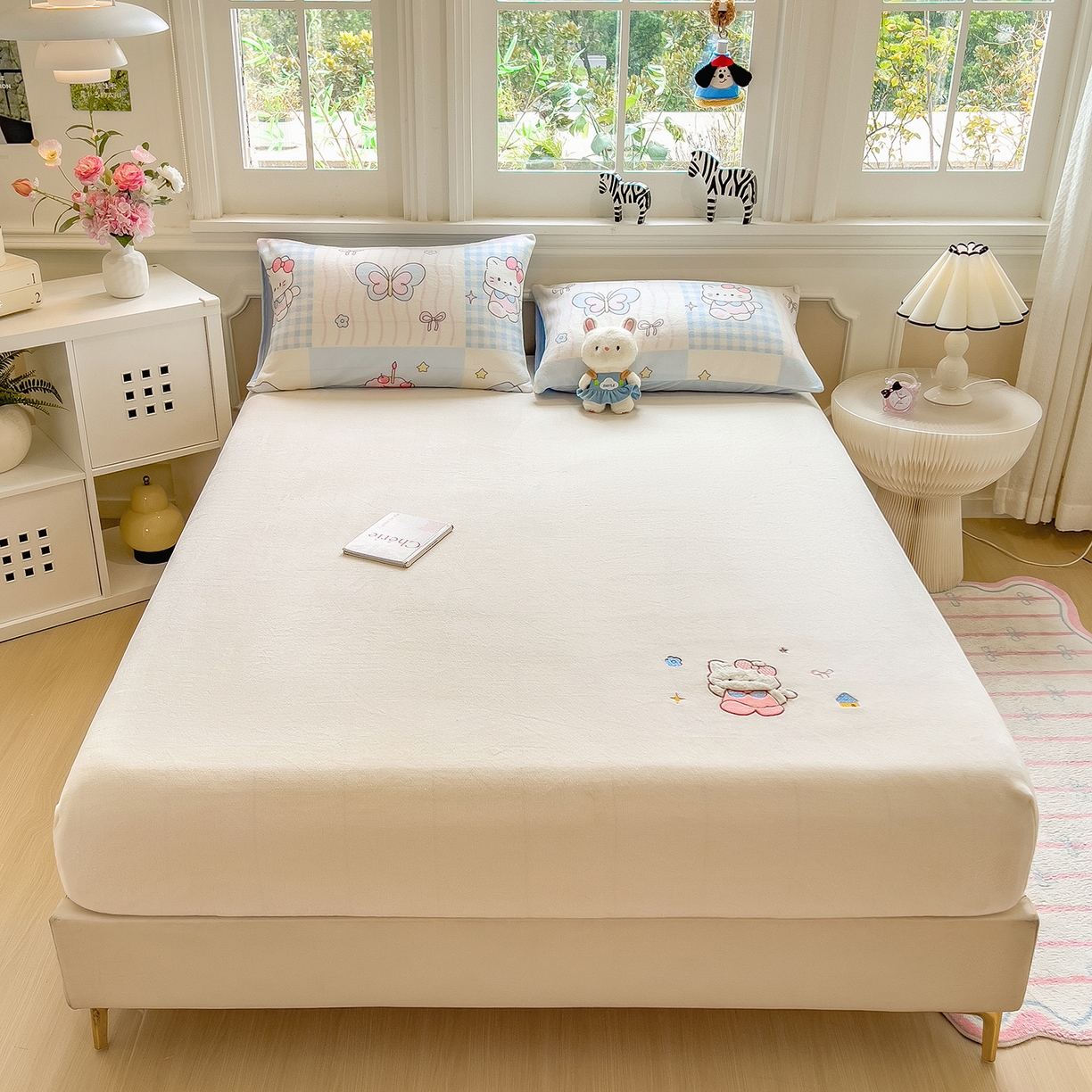 91家纺网 家纺一手货源 找家纺 摩妮卡 2025新款牛奶绒贴布绣绒床笠保护床垫三件套 甜点魔法师