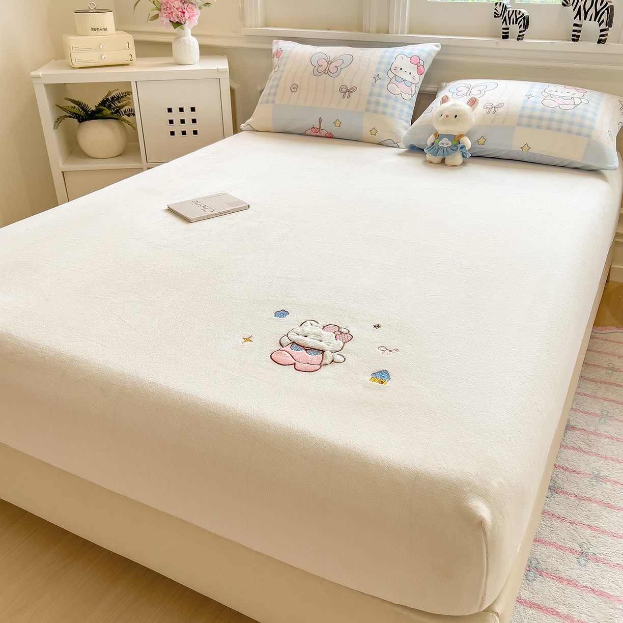 91家纺网 家纺一手货源 找家纺 摩妮卡 2025新款牛奶绒贴布绣绒床笠保护床垫三件套 甜点魔法师