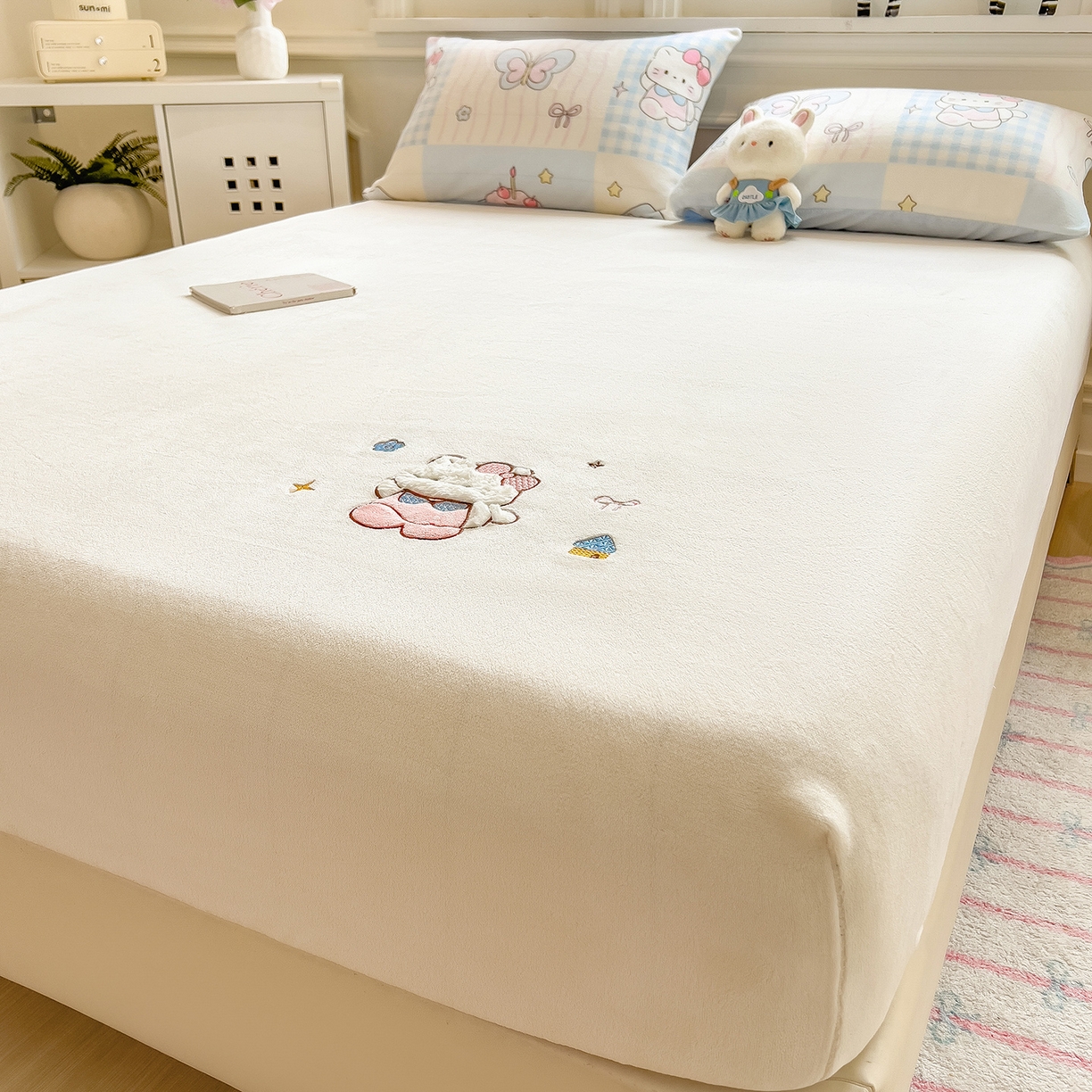 91家纺网 家纺一手货源 找家纺 摩妮卡 2025新款牛奶绒贴布绣绒床笠保护床垫三件套 甜点魔法师