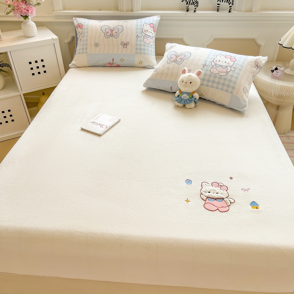 91家纺网 家纺一手货源 找家纺 摩妮卡 2025新款牛奶绒贴布绣绒床笠保护床垫三件套 甜点魔法师