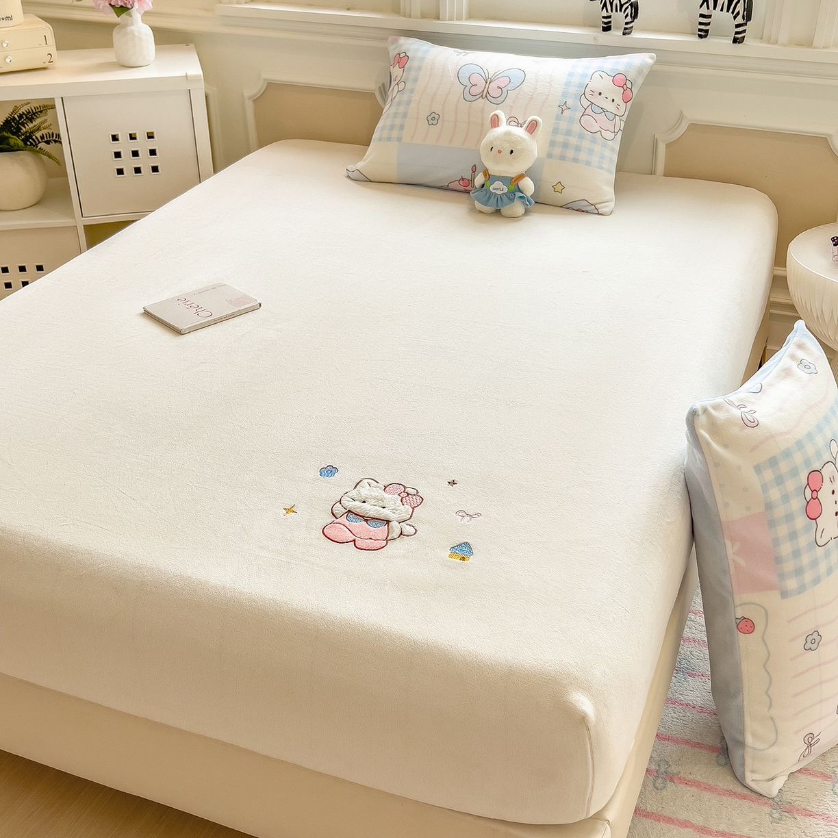 91家纺网 家纺一手货源 找家纺 摩妮卡 2025新款牛奶绒贴布绣绒床笠保护床垫三件套 甜点魔法师