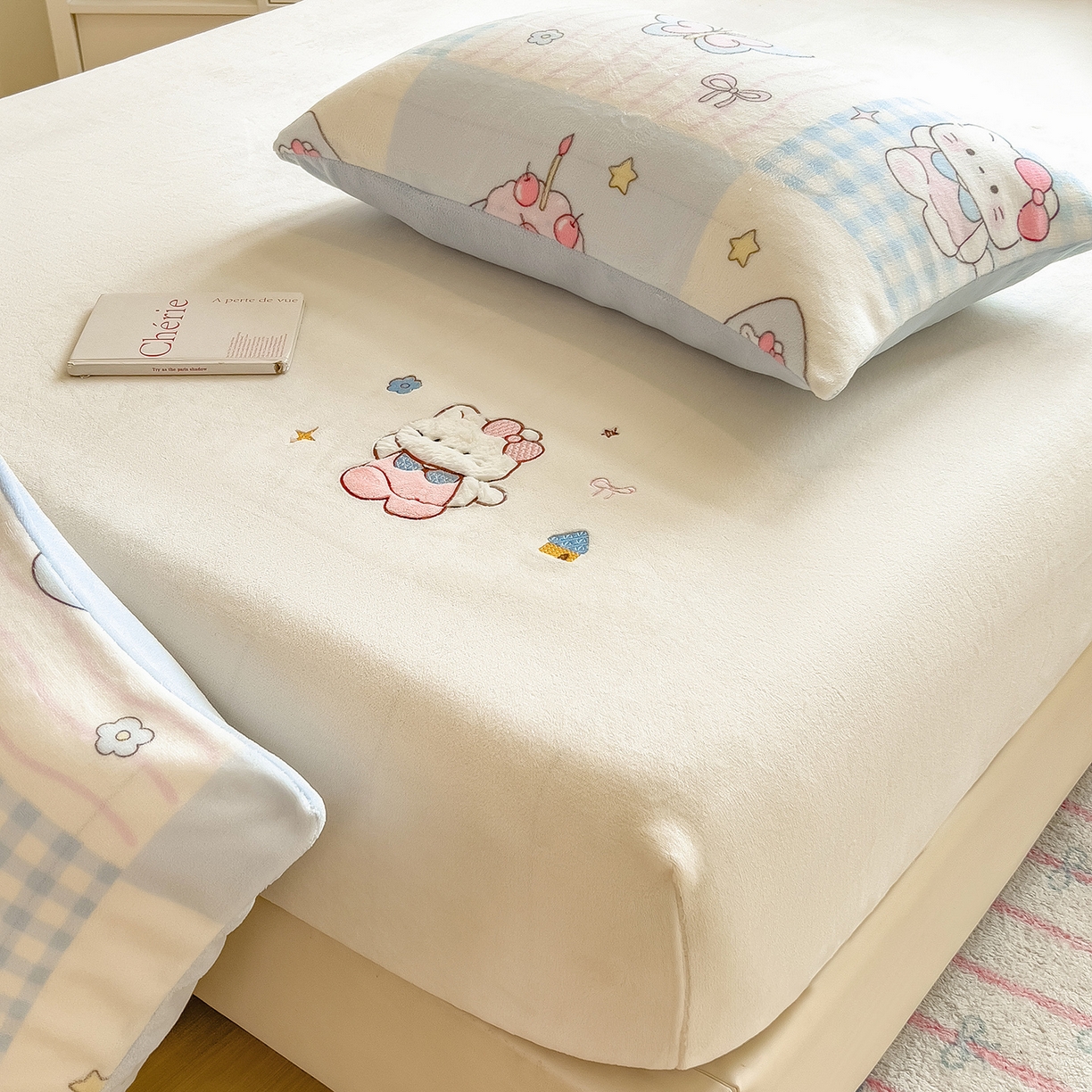 91家纺网 家纺一手货源 找家纺 摩妮卡 2025新款牛奶绒贴布绣绒床笠保护床垫三件套 甜点魔法师