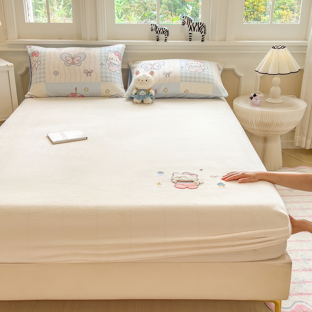 91家纺网 家纺一手货源 找家纺 摩妮卡 2025新款牛奶绒贴布绣绒床笠保护床垫三件套 甜点魔法师