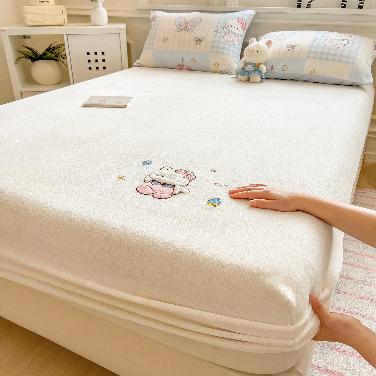 91家纺网 家纺一手货源 找家纺 摩妮卡 2025新款牛奶绒贴布绣绒床笠保护床垫三件套 甜点魔法师