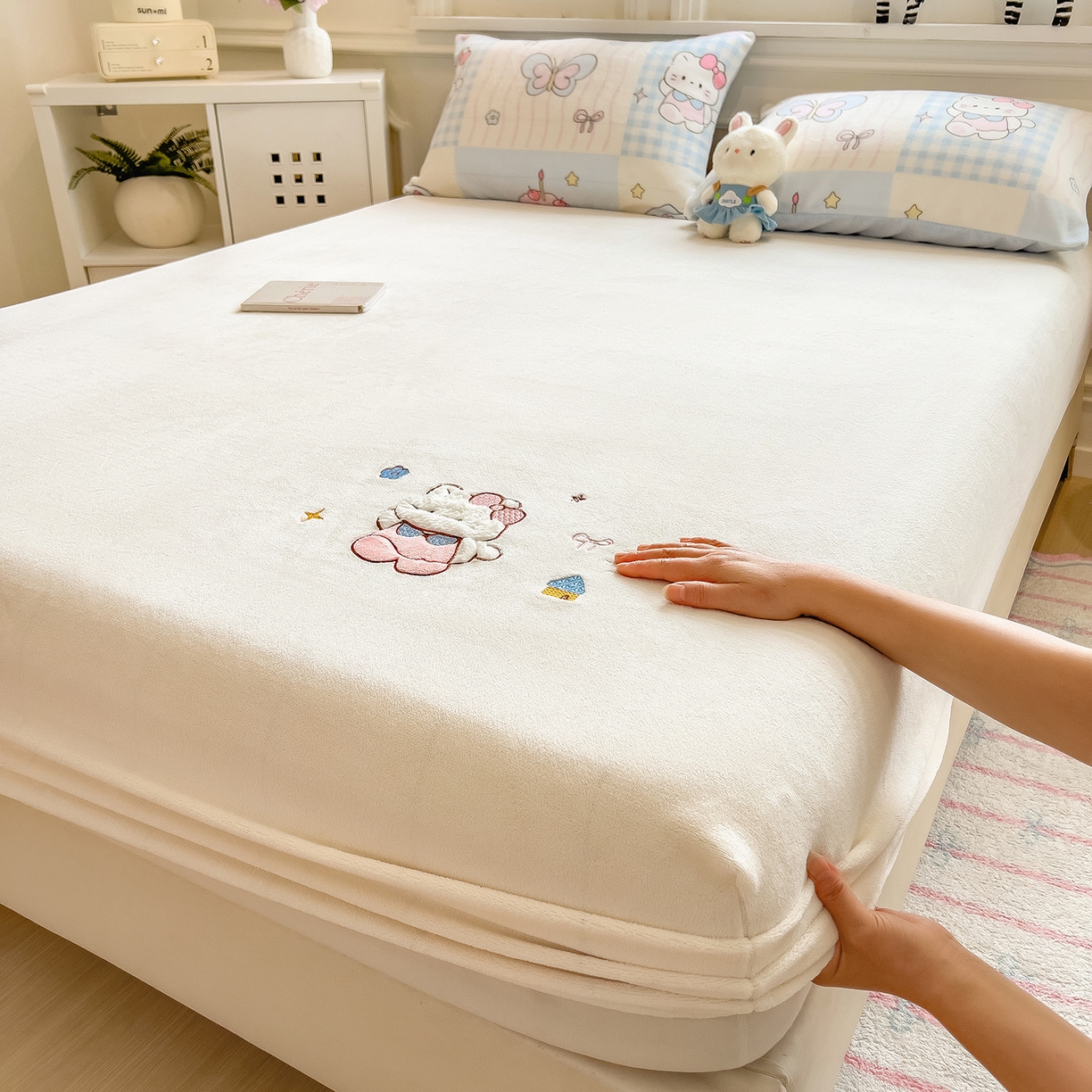 91家纺网 家纺一手货源 找家纺 摩妮卡 2025新款牛奶绒贴布绣绒床笠保护床垫三件套 甜点魔法师