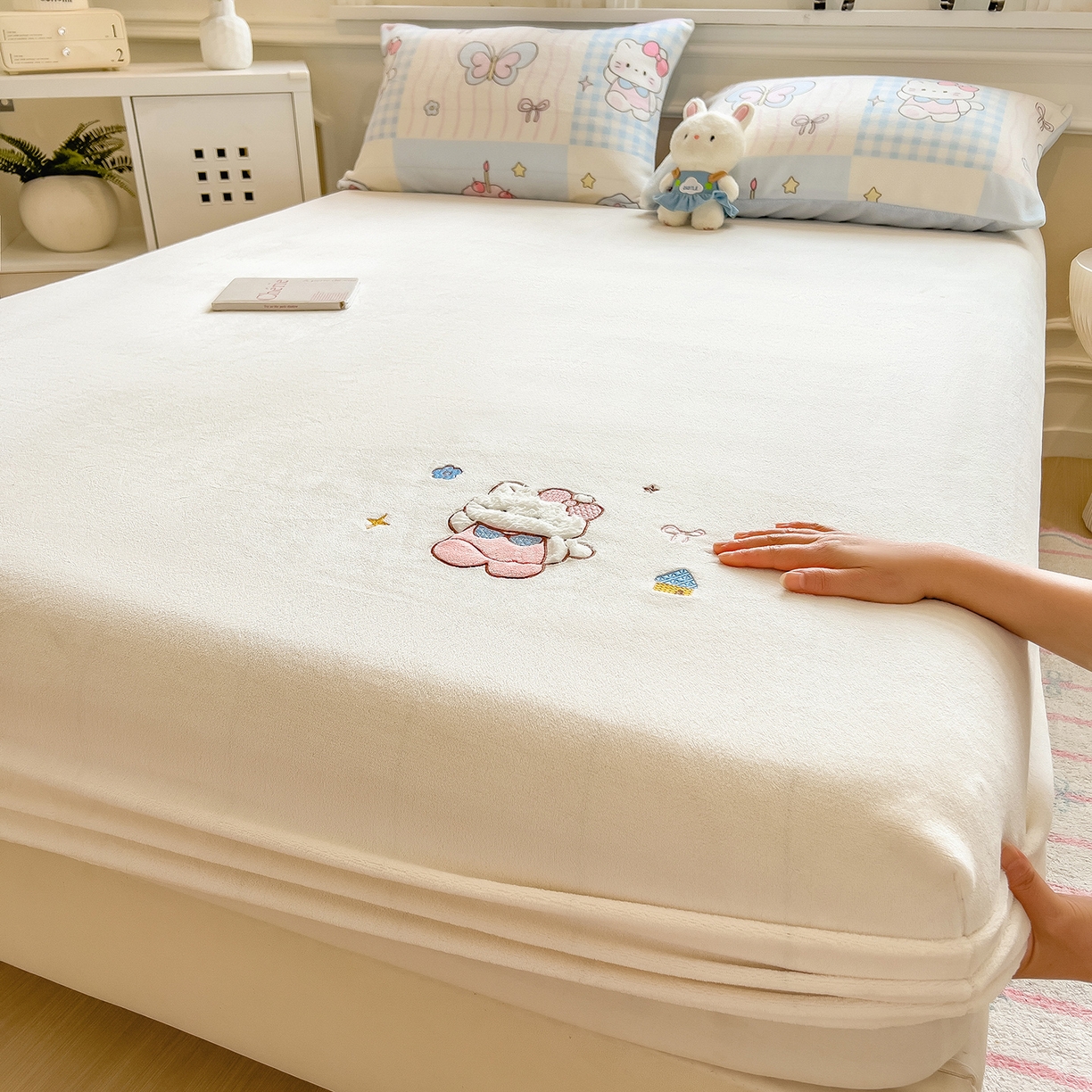 91家纺网 家纺一手货源 找家纺 摩妮卡 2025新款牛奶绒贴布绣绒床笠保护床垫三件套 甜点魔法师