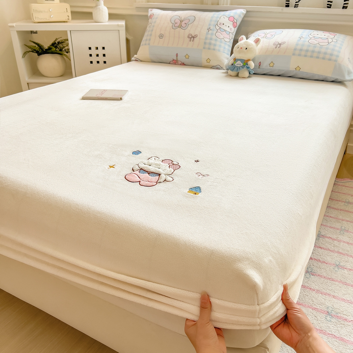 91家纺网 家纺一手货源 找家纺 摩妮卡 2025新款牛奶绒贴布绣绒床笠保护床垫三件套 甜点魔法师