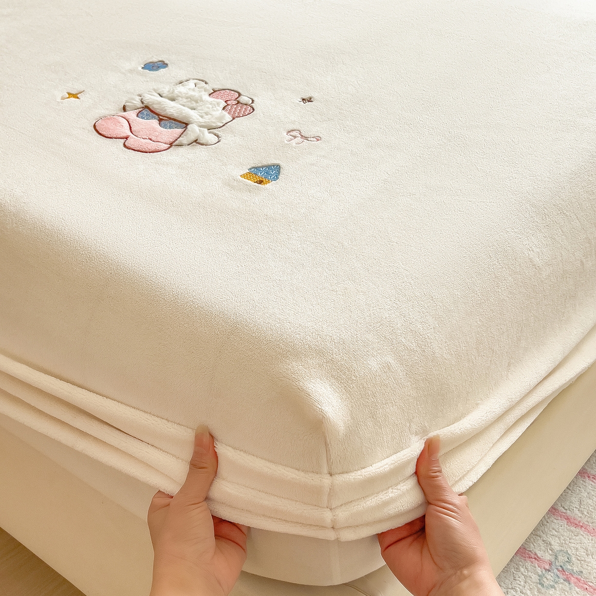 91家纺网 家纺一手货源 找家纺 摩妮卡 2025新款牛奶绒贴布绣绒床笠保护床垫三件套 甜点魔法师