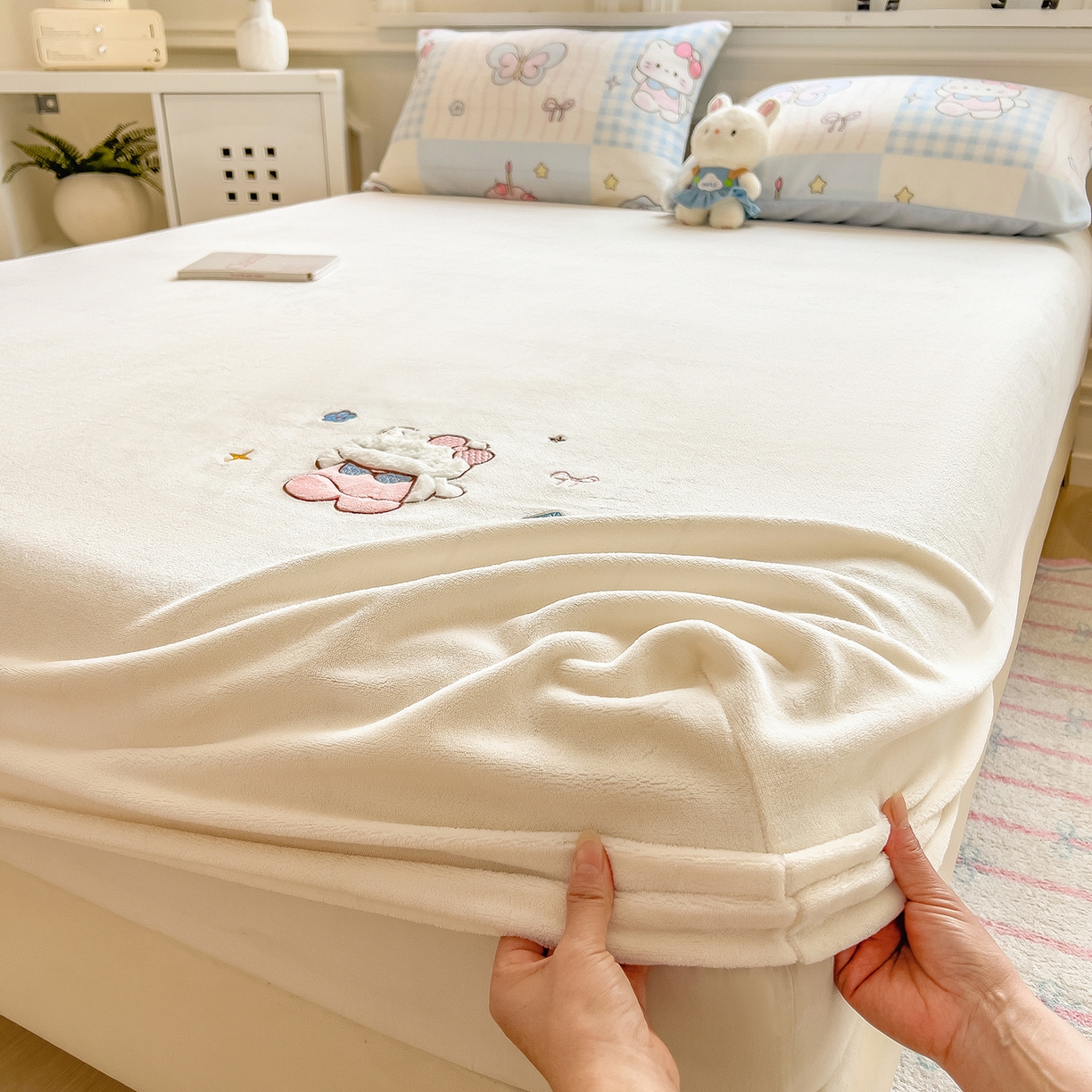 91家纺网 家纺一手货源 找家纺 摩妮卡 2025新款牛奶绒贴布绣绒床笠保护床垫三件套 甜点魔法师