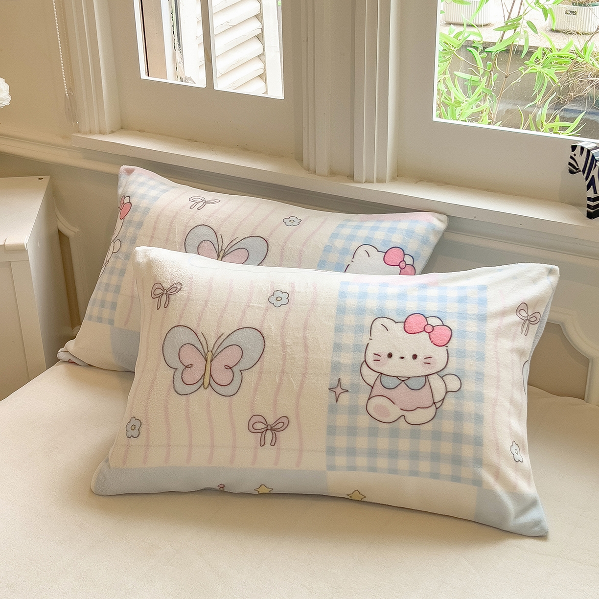 91家纺网 家纺一手货源 找家纺 摩妮卡 2025新款牛奶绒贴布绣绒床笠保护床垫三件套 甜点魔法师