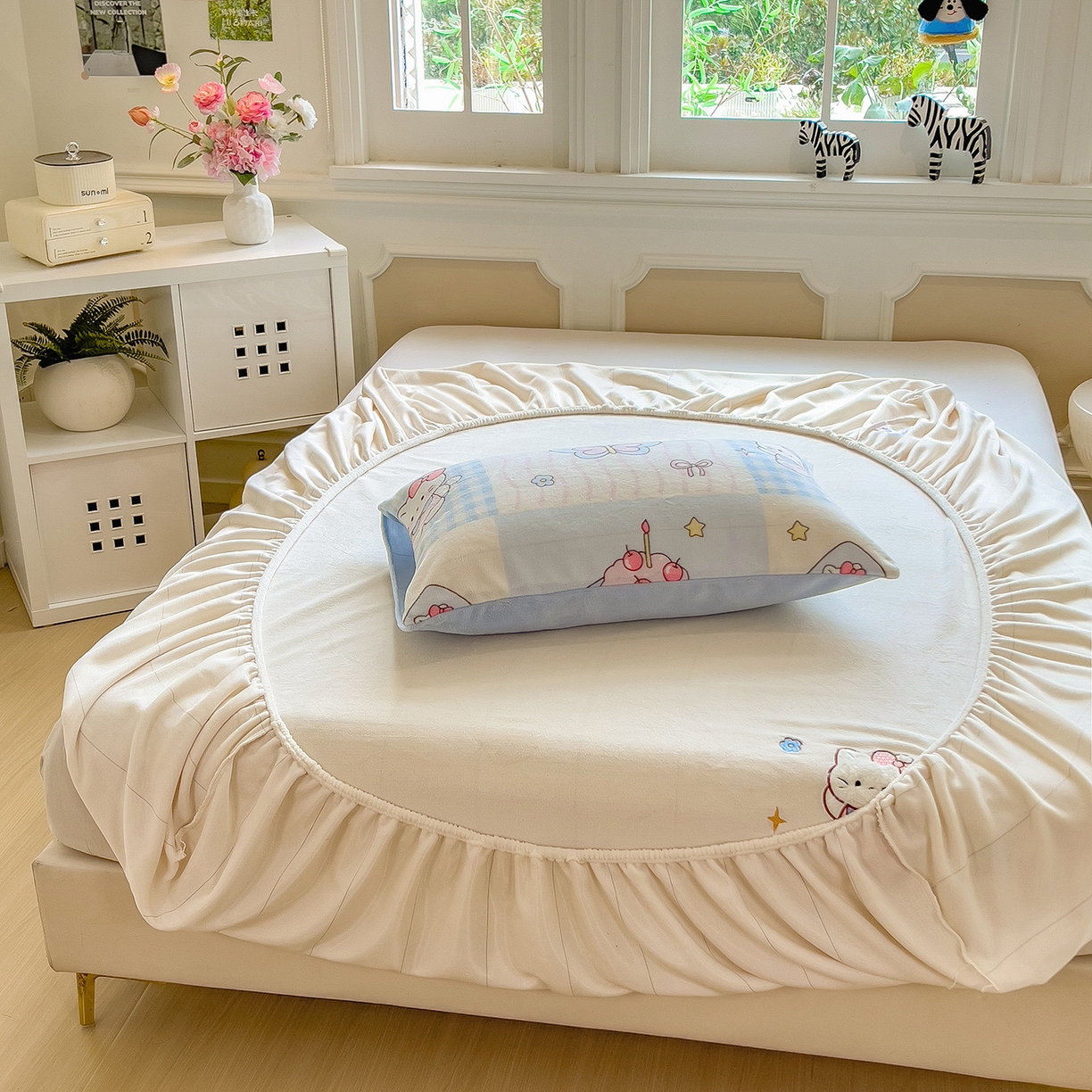 91家纺网 家纺一手货源 找家纺 摩妮卡 2025新款牛奶绒贴布绣绒床笠保护床垫三件套 甜点魔法师