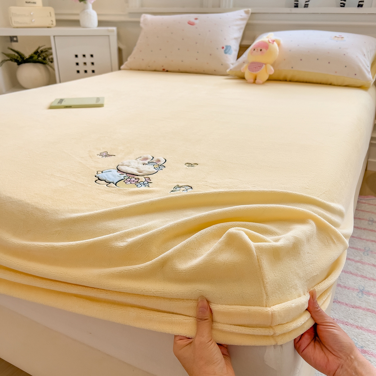 91家纺网 家纺一手货源 找家纺 摩妮卡 2025新款牛奶绒贴布绣绒床笠保护床垫三件套 星星餐点