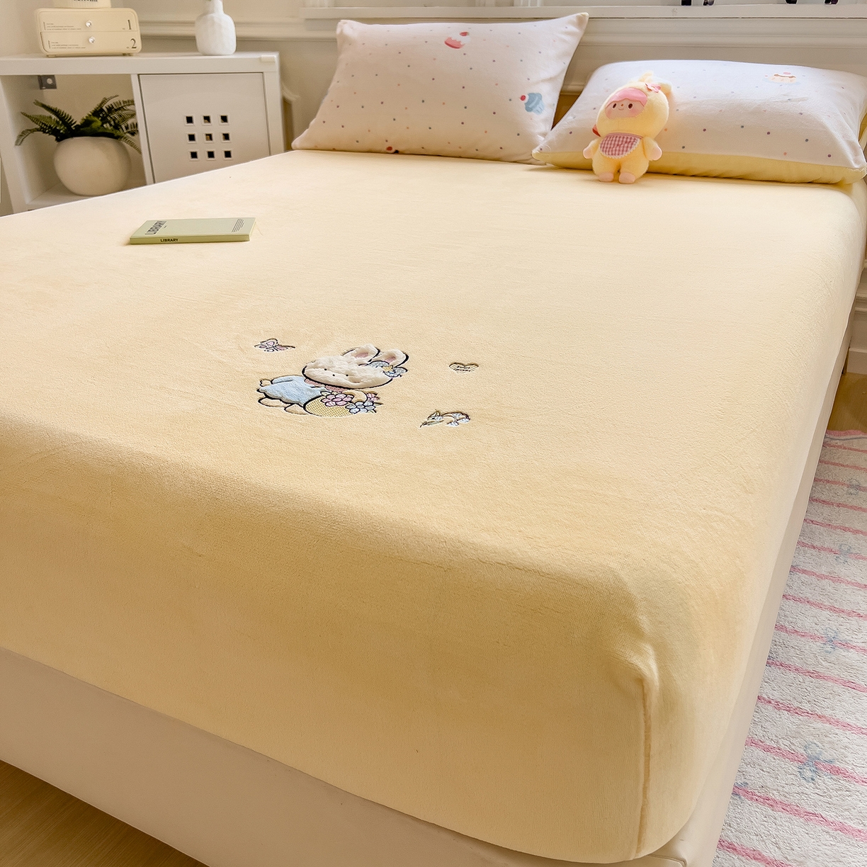 91家纺网 家纺一手货源 找家纺 摩妮卡 2025新款牛奶绒贴布绣绒床笠保护床垫三件套 星星餐点