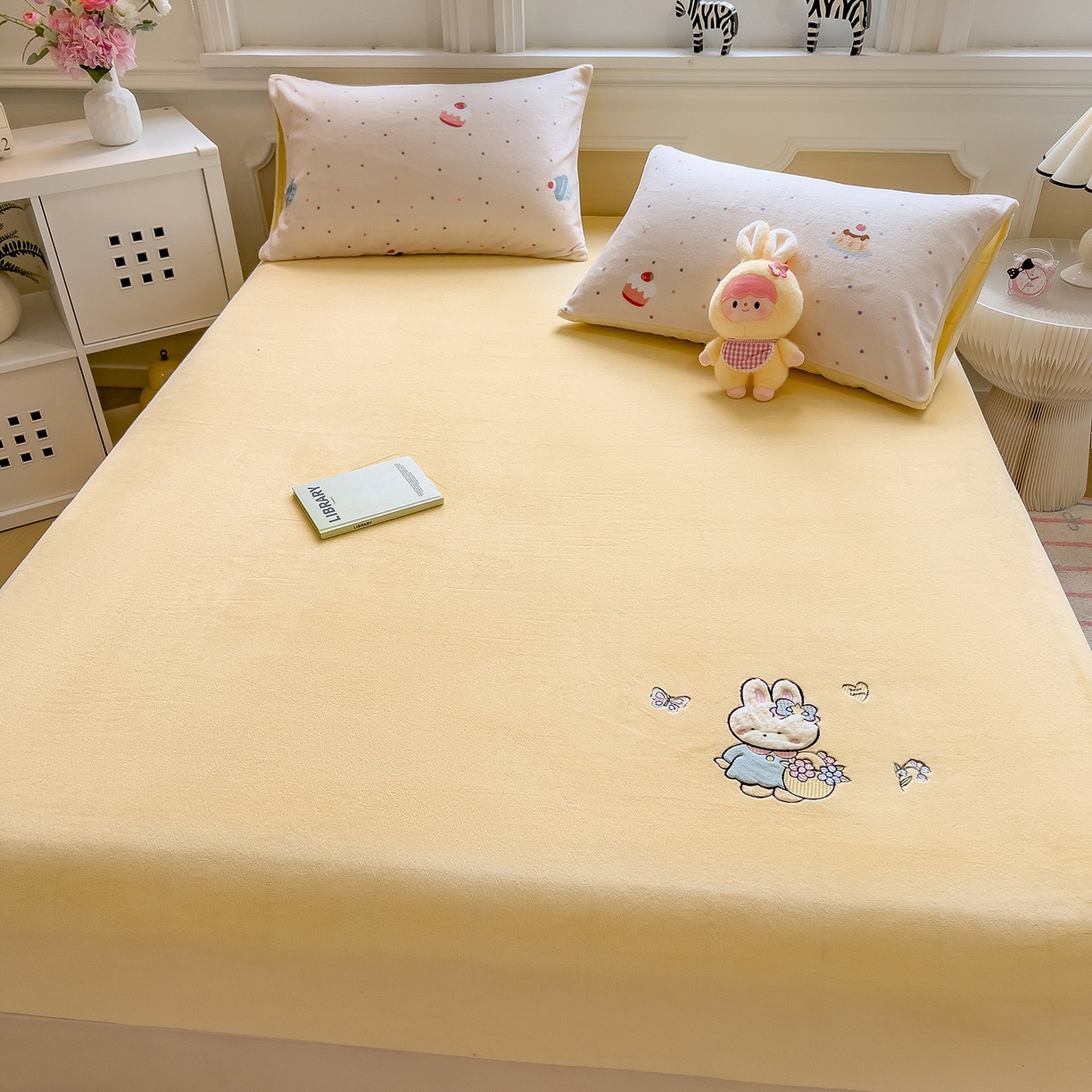 91家纺网 家纺一手货源 找家纺 摩妮卡 2025新款牛奶绒贴布绣绒床笠保护床垫三件套 星星餐点