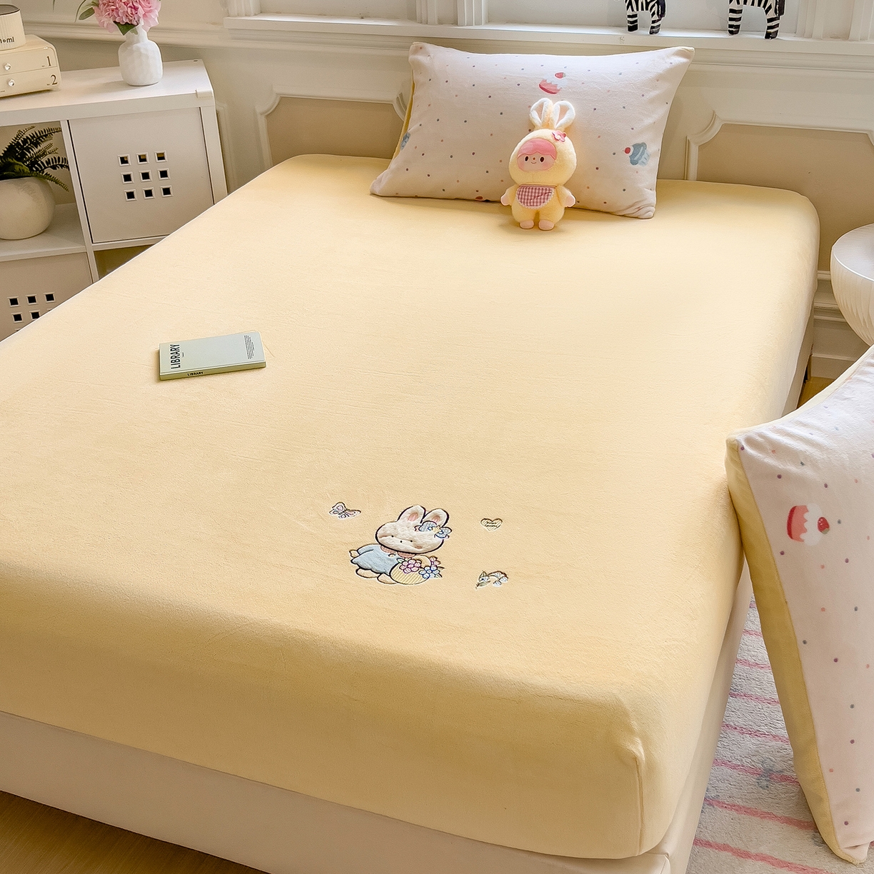 91家纺网 家纺一手货源 找家纺 摩妮卡 2025新款牛奶绒贴布绣绒床笠保护床垫三件套 星星餐点