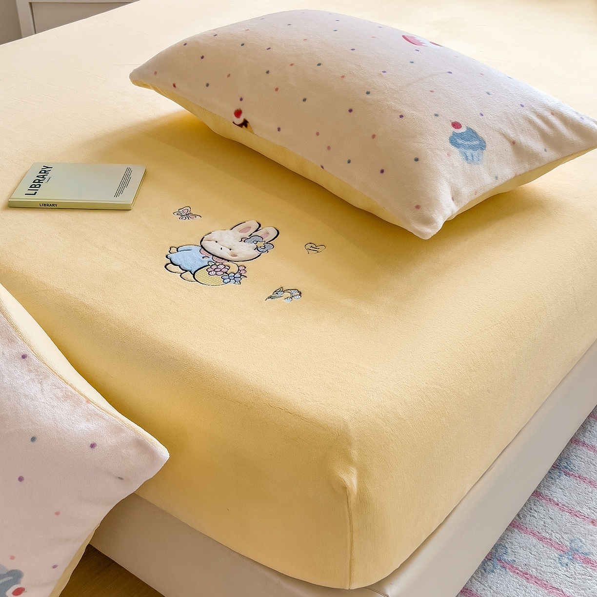 91家纺网 家纺一手货源 找家纺 摩妮卡 2025新款牛奶绒贴布绣绒床笠保护床垫三件套 星星餐点