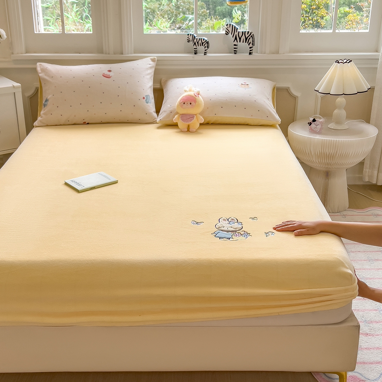 91家纺网 家纺一手货源 找家纺 摩妮卡 2025新款牛奶绒贴布绣绒床笠保护床垫三件套 星星餐点