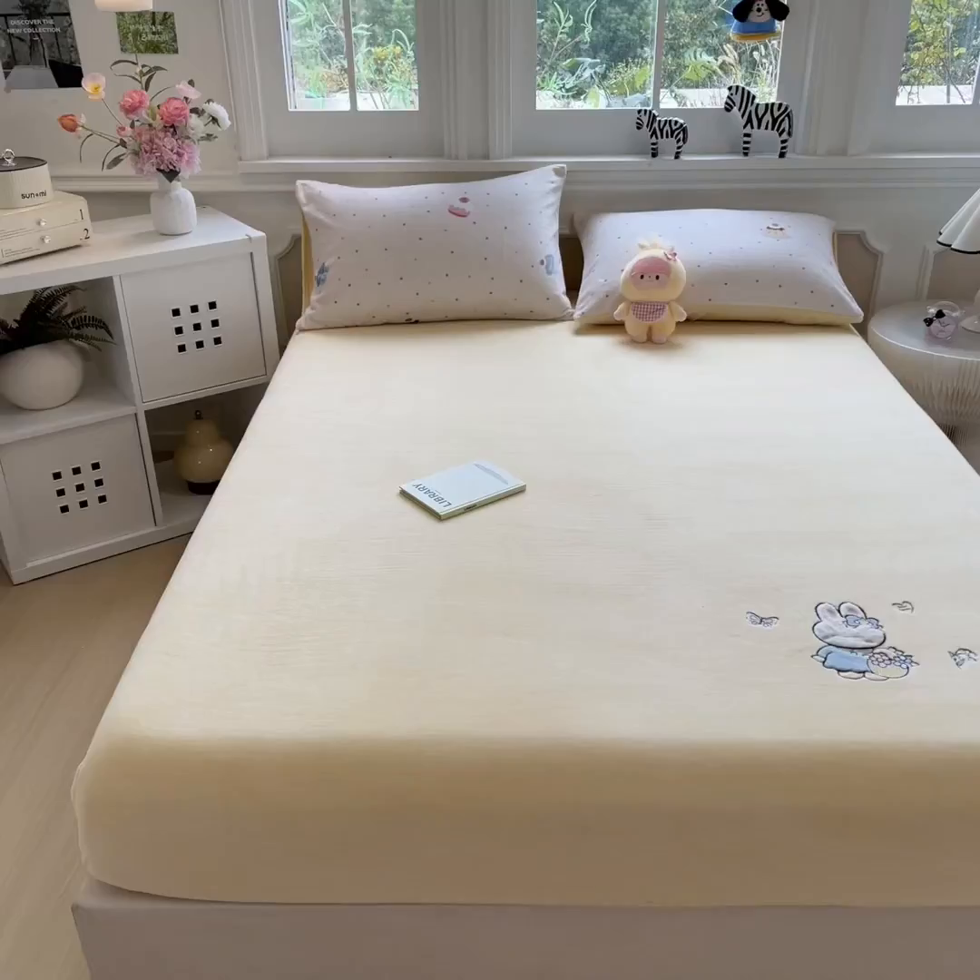 91家纺网 家纺一手货源 找家纺 摩妮卡 2025新款牛奶绒贴布绣绒床笠保护床垫三件套 星星餐点