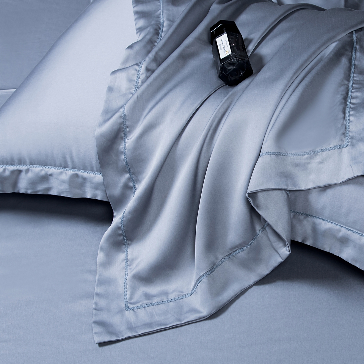 91家纺网 家纺一手货源 找家纺 卡迪亚家纺 2025春夏新款兰精天丝四件套 浅灰