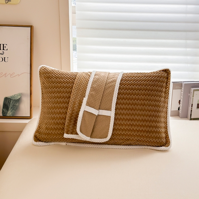 91家纺网 家纺一手货源 找家纺 翎盈家纺 2025新款云豆绒枕巾绑带款防滑枕巾 云豆绒-咖