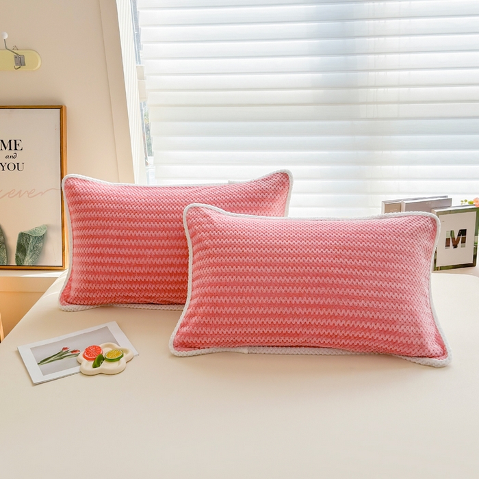 91家纺网 家纺一手货源 找家纺 翎盈家纺 2025新款云豆绒枕巾绑带款防滑枕巾 云豆绒-粉