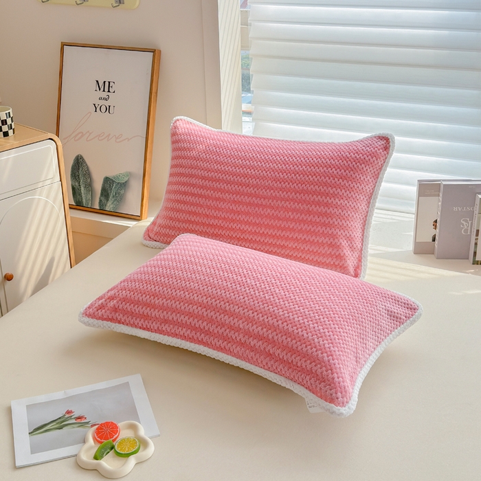 91家纺网 家纺一手货源 找家纺 翎盈家纺 2025新款云豆绒枕巾绑带款防滑枕巾 云豆绒-粉