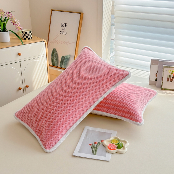 91家纺网 家纺一手货源 找家纺 翎盈家纺 2025新款云豆绒枕巾绑带款防滑枕巾 云豆绒-粉