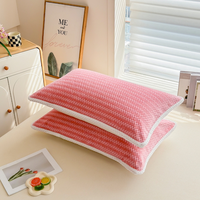 91家纺网 家纺一手货源 找家纺 翎盈家纺 2025新款云豆绒枕巾绑带款防滑枕巾 云豆绒-粉