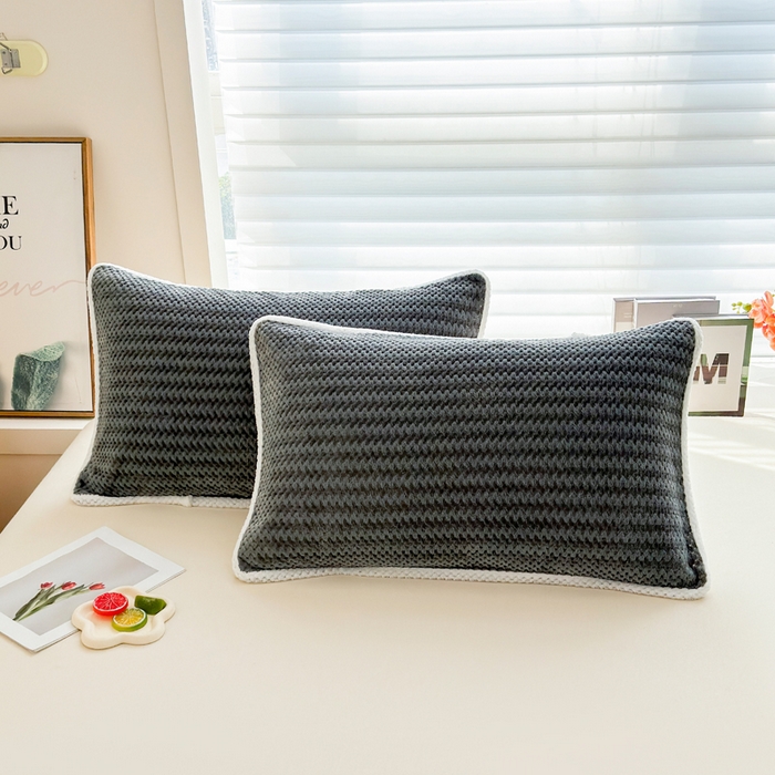 91家纺网 家纺一手货源 找家纺 翎盈家纺 2025新款云豆绒枕巾绑带款防滑枕巾 云豆绒-灰