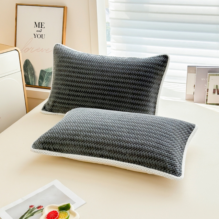 91家纺网 家纺一手货源 找家纺 翎盈家纺 2025新款云豆绒枕巾绑带款防滑枕巾 云豆绒-灰