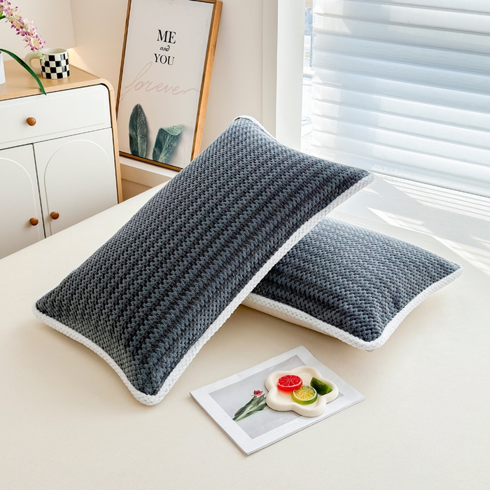 91家纺网 家纺一手货源 找家纺 翎盈家纺 2025新款云豆绒枕巾绑带款防滑枕巾 云豆绒-灰