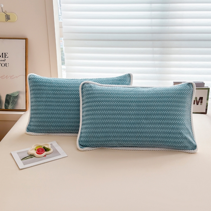 91家纺网 家纺一手货源 找家纺 翎盈家纺 2025新款云豆绒枕巾绑带款防滑枕巾 云豆绒-灰兰