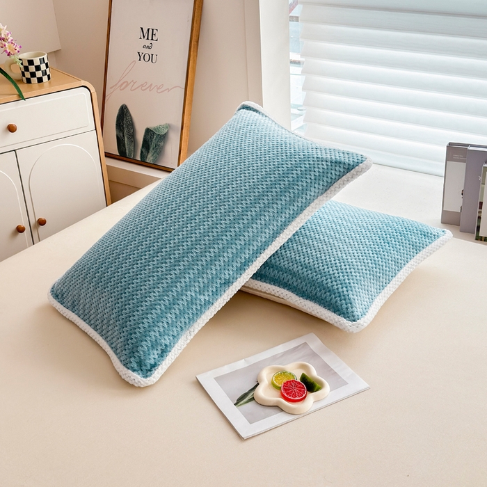 91家纺网 家纺一手货源 找家纺 翎盈家纺 2025新款云豆绒枕巾绑带款防滑枕巾 云豆绒-灰兰