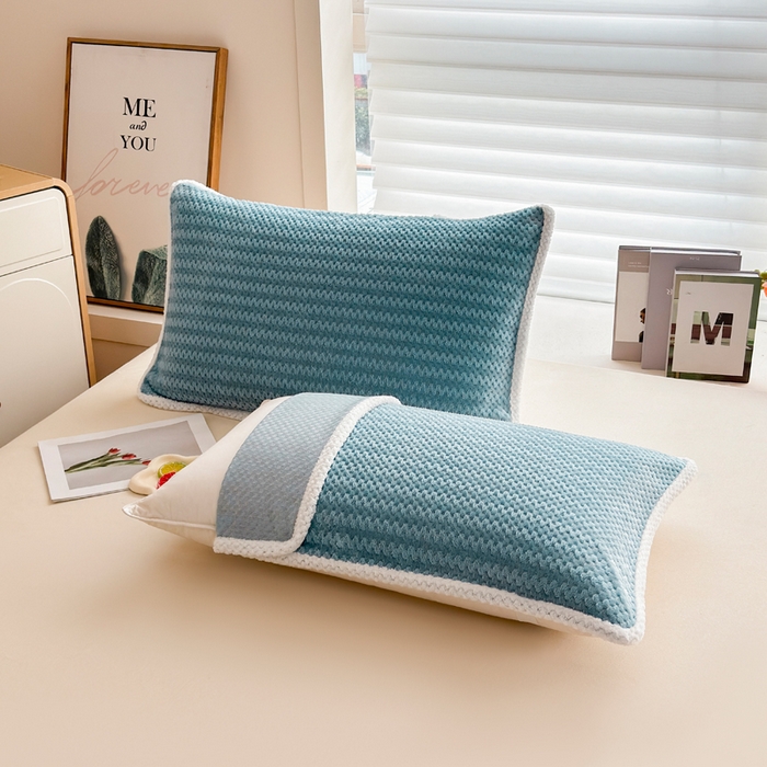 91家纺网 家纺一手货源 找家纺 翎盈家纺 2025新款云豆绒枕巾绑带款防滑枕巾 云豆绒-灰兰