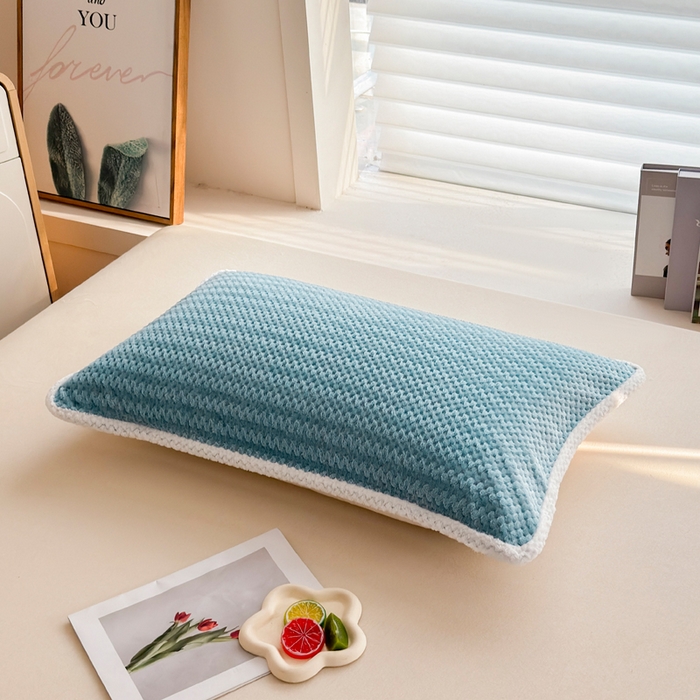 91家纺网 家纺一手货源 找家纺 翎盈家纺 2025新款云豆绒枕巾绑带款防滑枕巾 云豆绒-灰兰