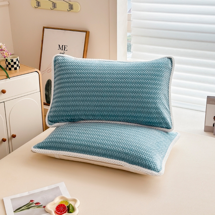 91家纺网 家纺一手货源 找家纺 翎盈家纺 2025新款云豆绒枕巾绑带款防滑枕巾 云豆绒-灰兰