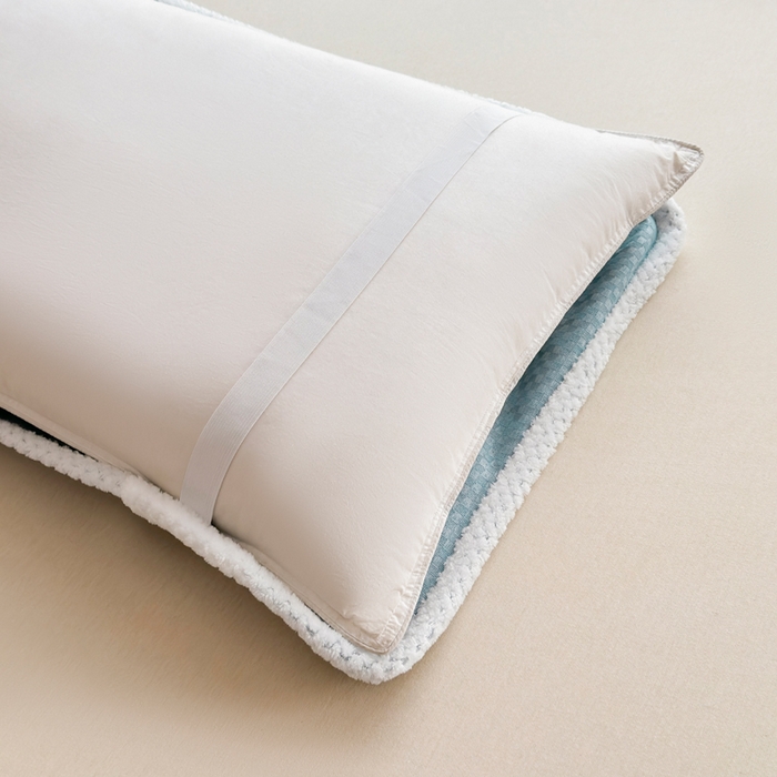 91家纺网 家纺一手货源 找家纺 翎盈家纺 2025新款云豆绒枕巾绑带款防滑枕巾 云豆绒-灰兰