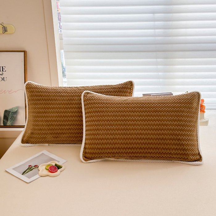 91家纺网 家纺一手货源 找家纺 翎盈家纺 2025新款云豆绒枕巾绑带款防滑枕巾 云豆绒-咖