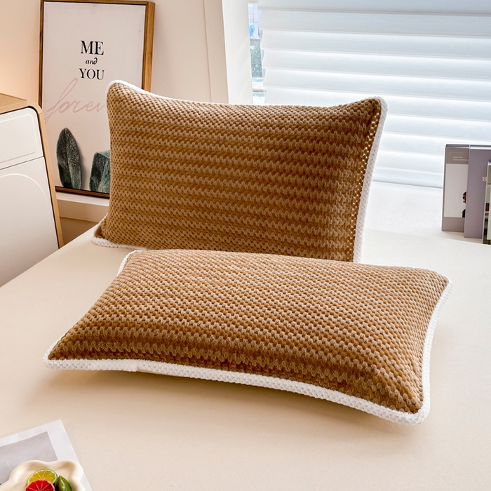 91家纺网 家纺一手货源 找家纺 翎盈家纺 2025新款云豆绒枕巾绑带款防滑枕巾 云豆绒-咖