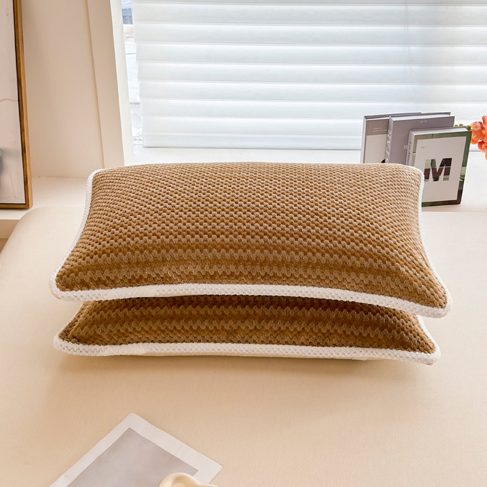 91家纺网 家纺一手货源 找家纺 翎盈家纺 2025新款云豆绒枕巾绑带款防滑枕巾 云豆绒-咖