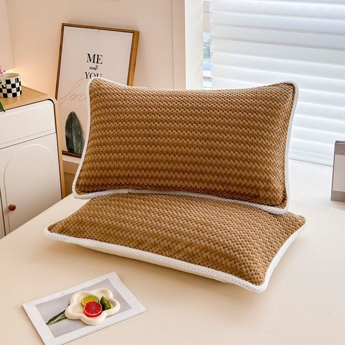 91家纺网 家纺一手货源 找家纺 翎盈家纺 2025新款云豆绒枕巾绑带款防滑枕巾 云豆绒-咖