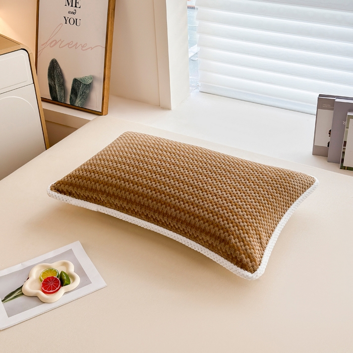 91家纺网 家纺一手货源 找家纺 翎盈家纺 2025新款云豆绒枕巾绑带款防滑枕巾 云豆绒-咖