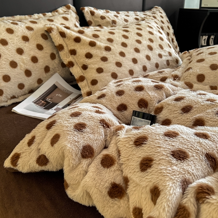 91家纺网 家纺一手货源 找家纺 仟网汇 2025新款亲肤舒适兔毛绒四件套 波点-咖