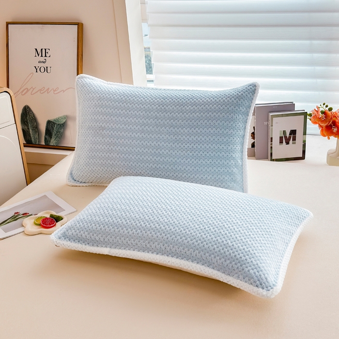 91家纺网 家纺一手货源 找家纺 翎盈家纺 2025新款云豆绒枕巾绑带款防滑枕巾 云豆绒-天蓝