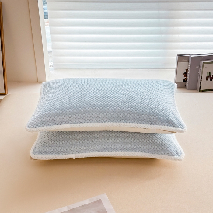 91家纺网 家纺一手货源 找家纺 翎盈家纺 2025新款云豆绒枕巾绑带款防滑枕巾 云豆绒-天蓝