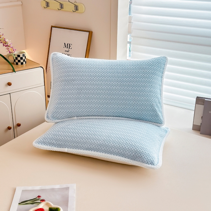 91家纺网 家纺一手货源 找家纺 翎盈家纺 2025新款云豆绒枕巾绑带款防滑枕巾 云豆绒-天蓝