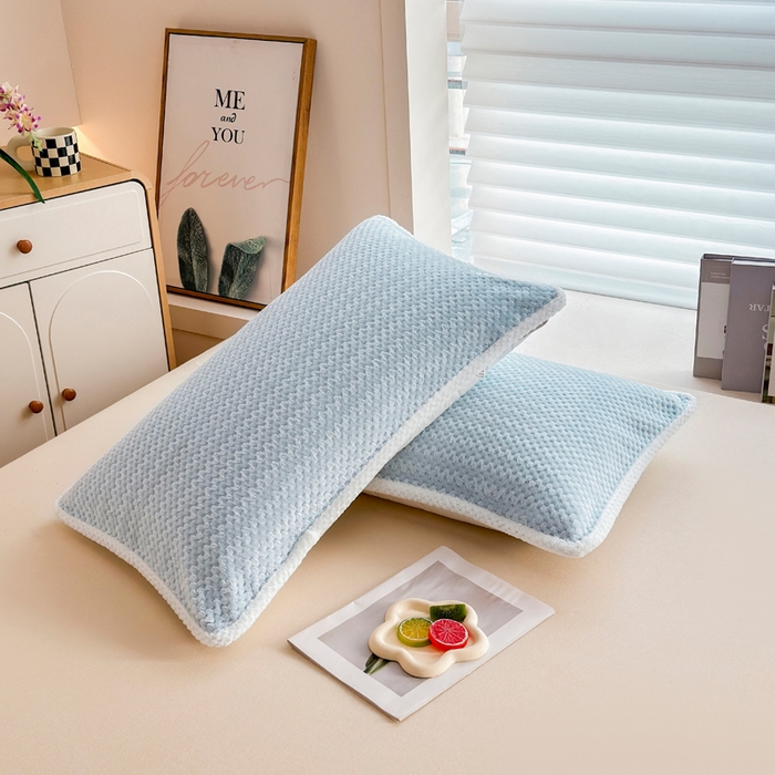 91家纺网 家纺一手货源 找家纺 翎盈家纺 2025新款云豆绒枕巾绑带款防滑枕巾 云豆绒-天蓝