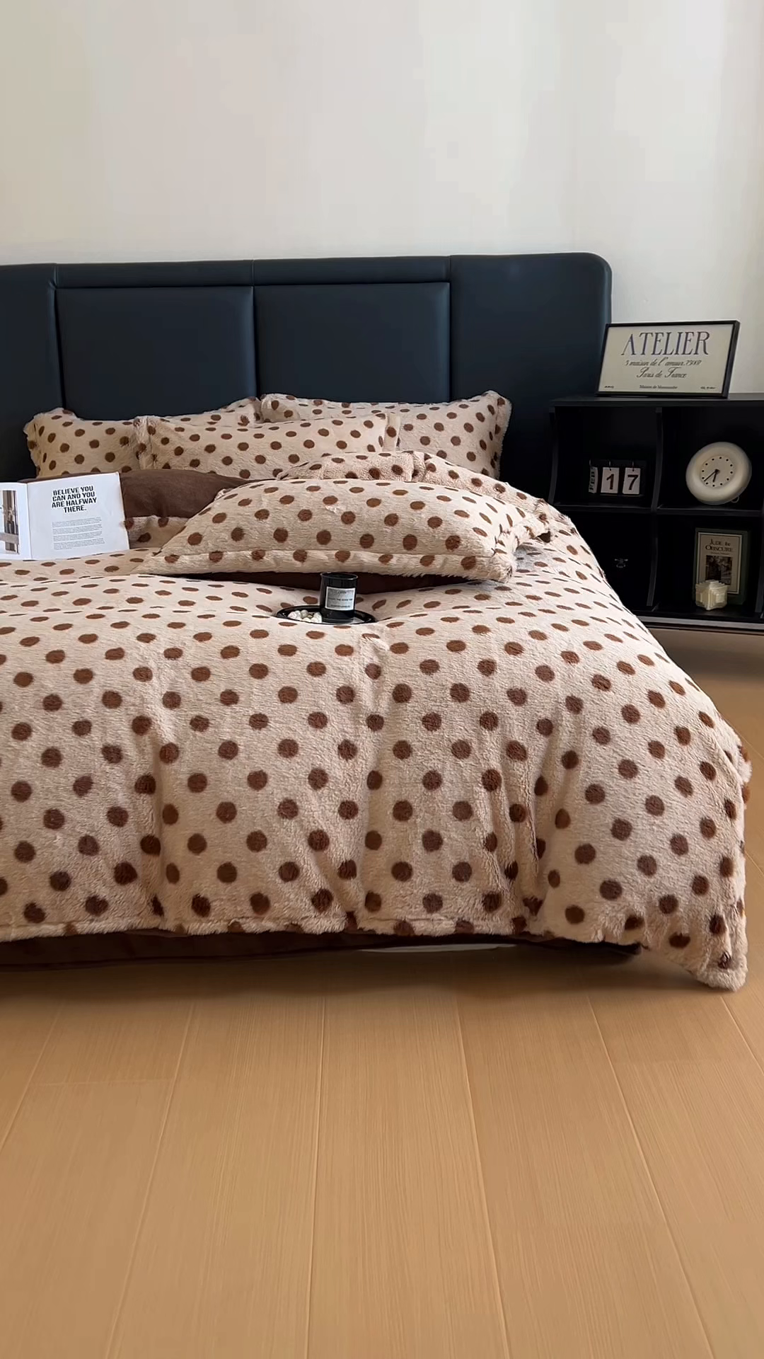 91家纺网 家纺一手货源 找家纺 仟网汇 2025新款亲肤舒适兔毛绒四件套 波点-咖