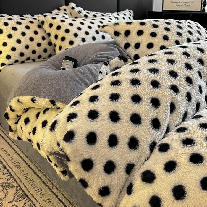 91家纺网 家纺一手货源 找家纺 仟网汇 2025新款亲肤舒适兔毛绒四件套 波点-奶白